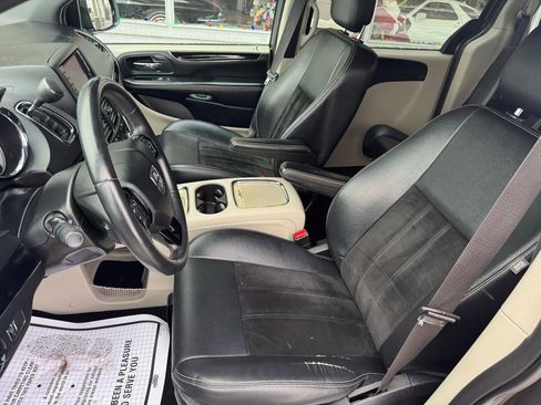 Used 2017 Dodge Grand Caravan SXT FWD image 10