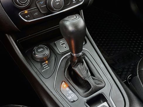 Used 2019 Jeep Cherokee Latitude Plus w/ Cold Weather Group AWD/4WD image 18