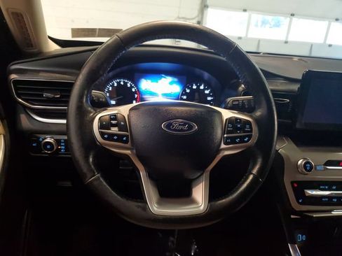 Used 2022 Ford Explorer XLT w/ Equipment Group 202A AWD/4WD image 16