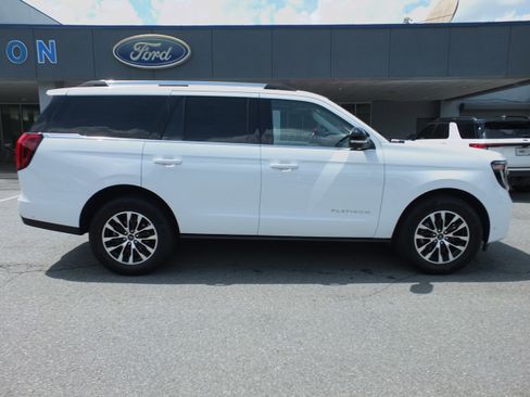 Used 2025 Ford Expedition Platinum AWD/4WD image 2