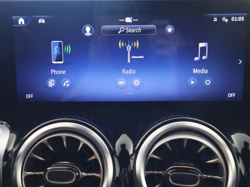 Used 2025 Mercedes-Benz GLB 250 4MATIC image 21