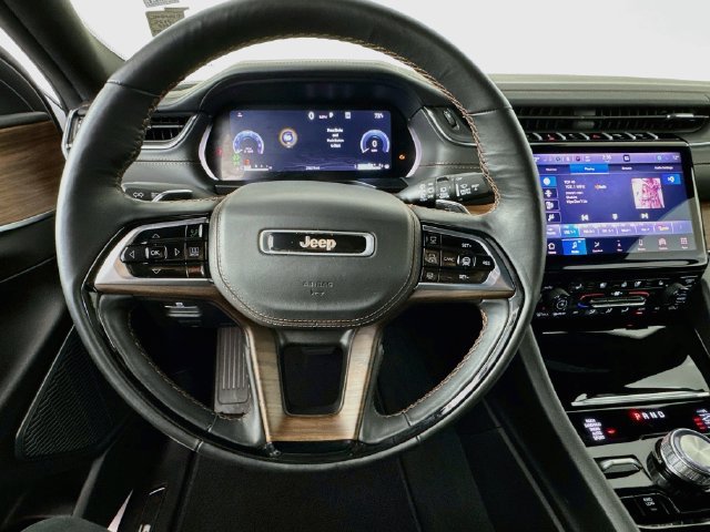 Used 2025 Jeep Grand Cherokee Summit w/ Obsidian Package AWD/4WD image 15