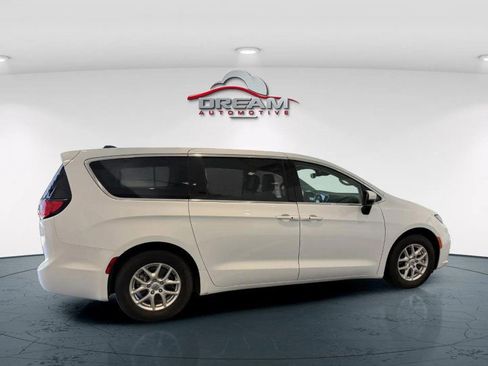 Used 2023 Chrysler Pacifica Touring-L FWD image 25