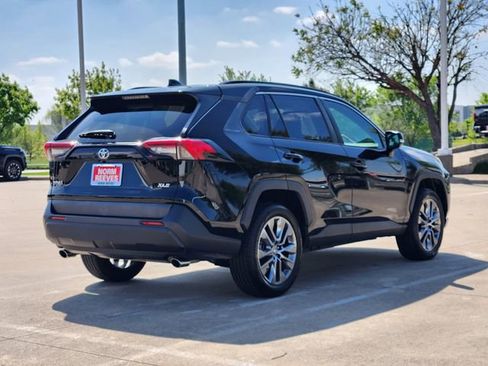 Used 2019 Toyota RAV4 XLE Premium image 3