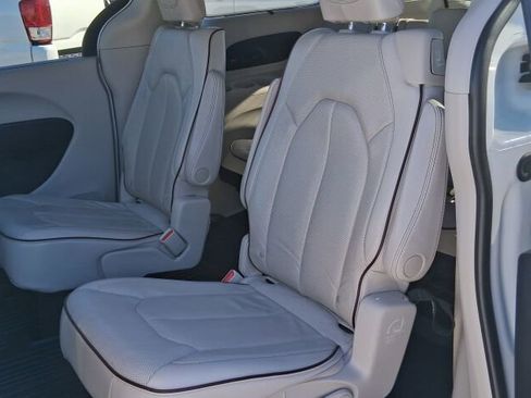 Used 2020 Chrysler Pacifica Limited image 8