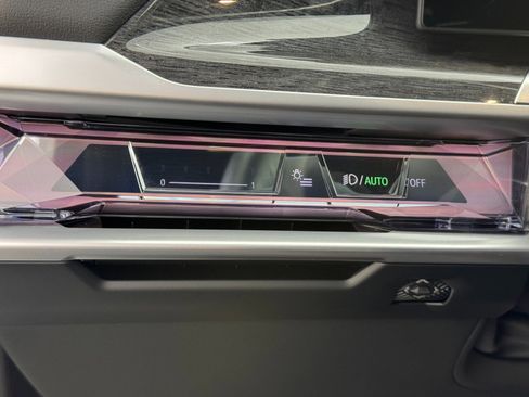 Used 2024 BMW i7 xDrive60 w/ Premium Package image 19