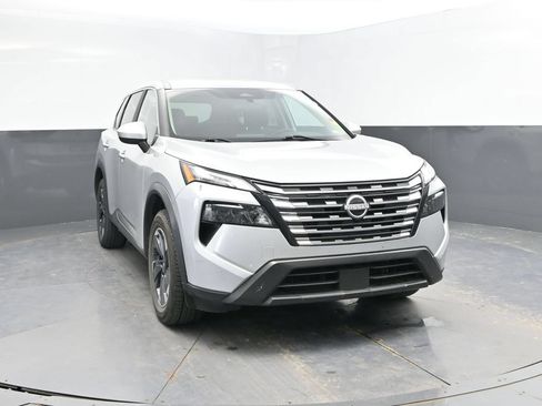 Used 2024 Nissan Rogue SV FWD image 2