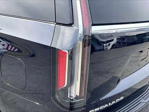 Used 2023 Cadillac Escalade Premium Luxury image 31
