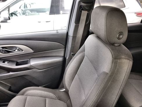 Used 2023 Chevrolet Traverse LT image 23