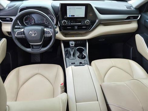 Used 2024 Toyota Highlander XLE FWD image 17