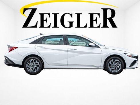 Certified 2025 Hyundai Elantra Blue image 8