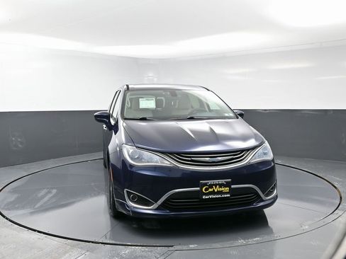 Used 2017 Chrysler Pacifica Touring Plus image 4