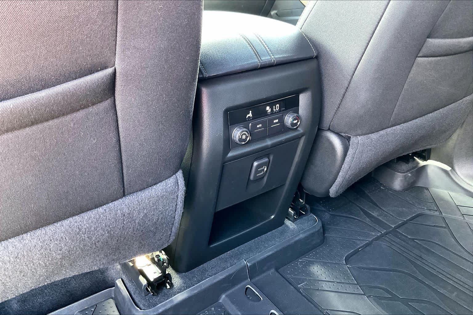 Used 2023 Chevrolet Traverse LT FWD image 34