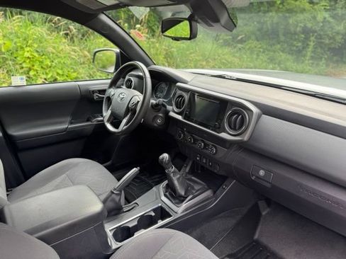 Used 2019 Toyota Tacoma TRD Off-Road AWD/4WD image 19