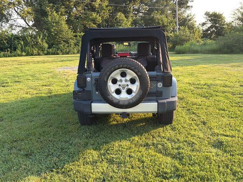 Used 2015 Jeep Wrangler Unlimited Sahara AWD/4WD image 7