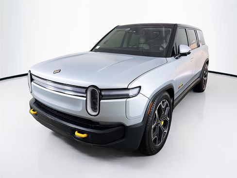 Used 2025 Rivian R1S Premium image 3