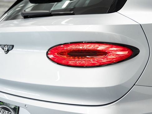 Used 2025 Bentley Bentayga image 22