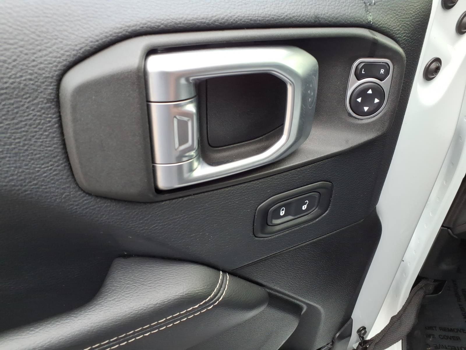Used 2019 Jeep Wrangler Unlimited Sahara w/ Uconnect 4C Nav & Sound Group AWD/4WD image 13