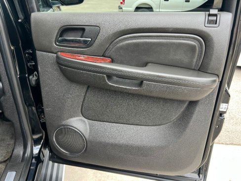 Used 2014 Cadillac Escalade ESV Luxury RWD image 25