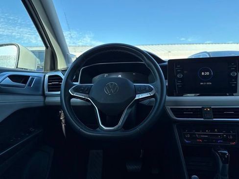 Used 2025 Volkswagen Taos SE FWD image 18