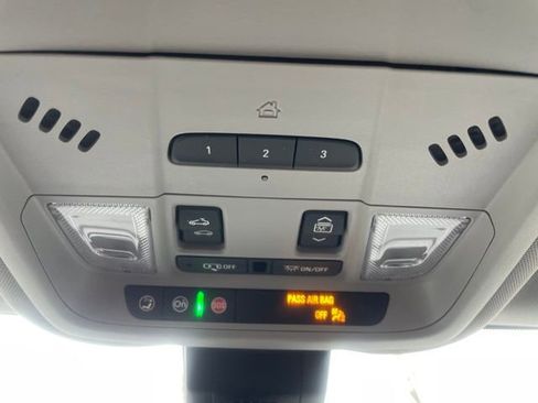 Used 2024 GMC Terrain SLT w/ Infotainment Package II image 33