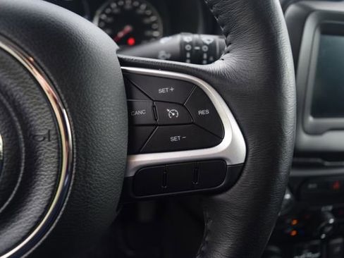 Used 2019 Jeep Renegade Latitude w/ Cold Weather Group AWD/4WD image 5