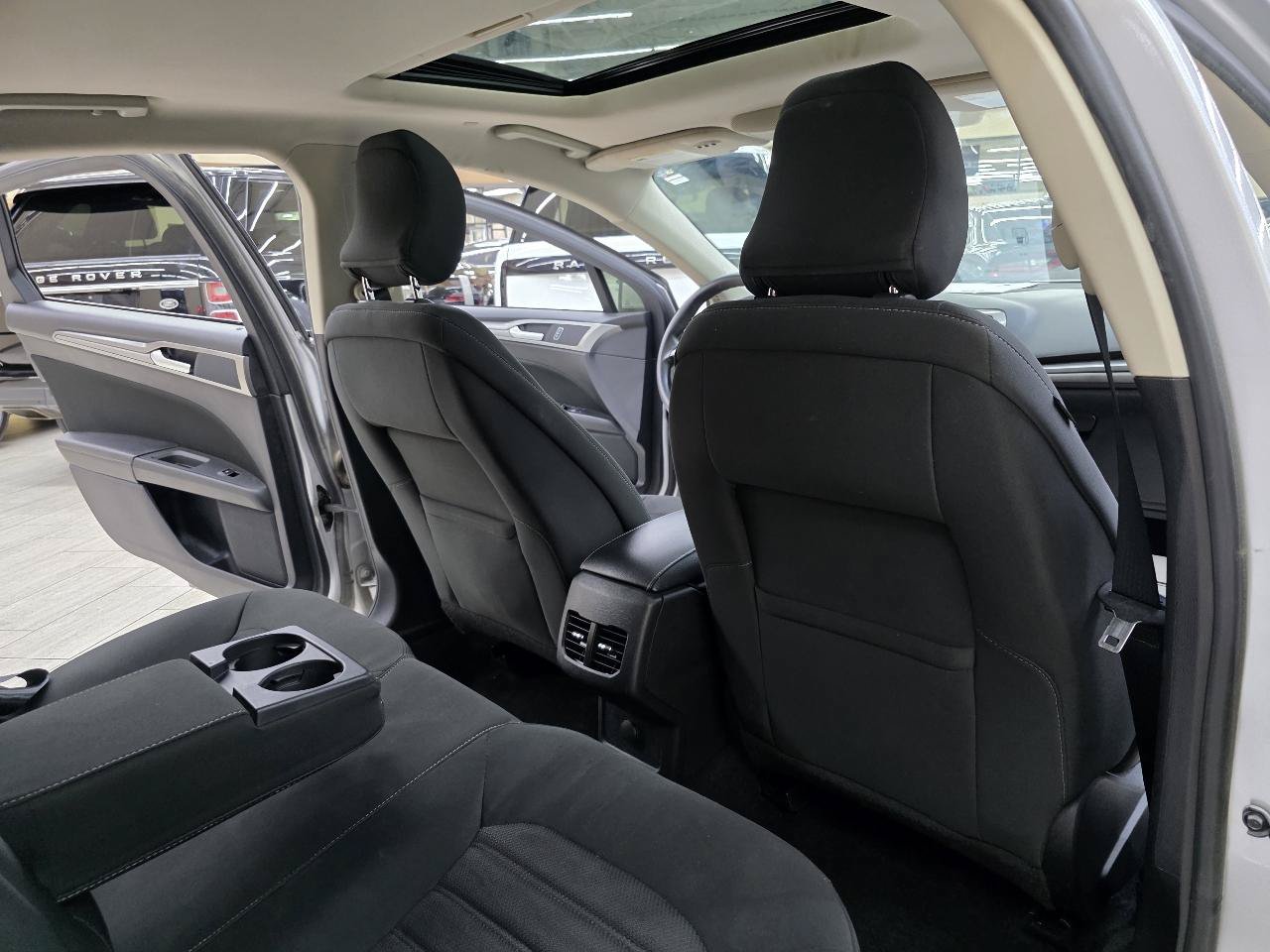 Used 2018 Ford Fusion SE FWD image 21