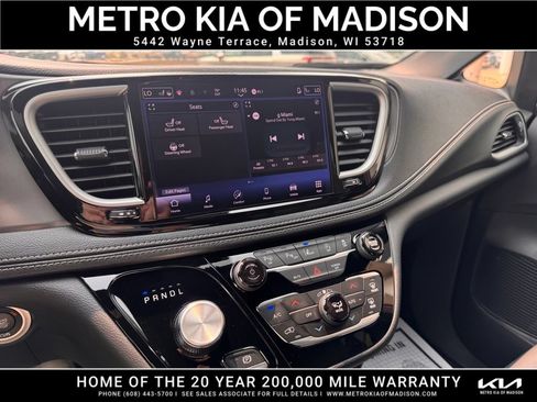 Used 2025 Chrysler Pacifica Select AWD/4WD image 19