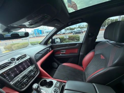 Used 2022 Bentley Bentayga image 14