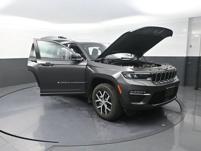 Used 2024 Jeep Grand Cherokee Limited AWD/4WD image 31