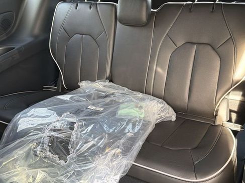 New 2026 Chrysler Pacifica Limited w/ S Appearance Package FWD image 19