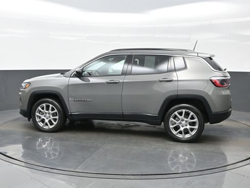 Used 2023 Jeep Compass Latitude image 3