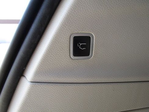 Used 2019 Chrysler Pacifica Touring-L Plus w/ Advanced Safetytec Group FWD image 9