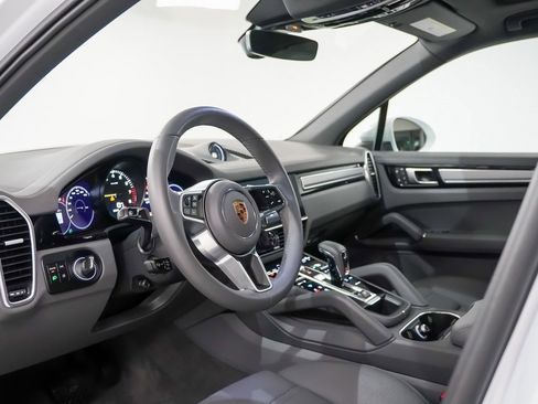 Certified 2023 Porsche Cayenne Platinum Edition image 4
