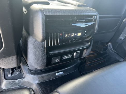 Used 2024 Jeep Wagoneer L Series II w/ Flexible Seating Group AWD/4WD image 12