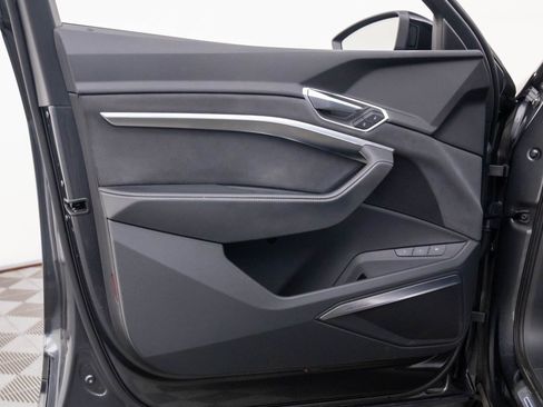 Used 2022 Audi e-tron S Prestige w/ Prestige Package image 16