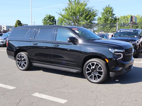 Used 2024 Chevrolet Suburban RST w/ Luxury Package AWD/4WD image 14
