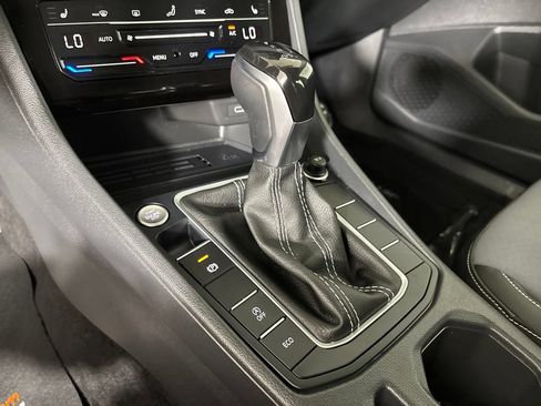Used 2025 Volkswagen Jetta SE w/ Sunroof Package FWD image 21