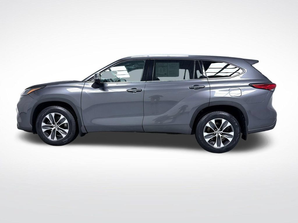 Used 2022 Toyota Highlander XLE AWD/4WD image 3