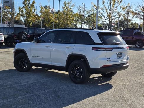 New 2025 Jeep Grand Cherokee Altitude image 4
