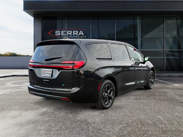 Used 2023 Chrysler Pacifica Limited w/ Uconnect Theater Family Group FWD image 2