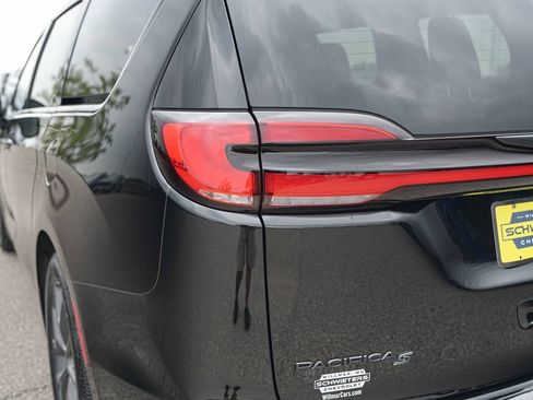 Used 2025 Chrysler Pacifica Limited FWD image 9