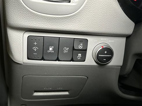 Used 2018 Kia Soul EV + w/ Sun & Fun Package image 22