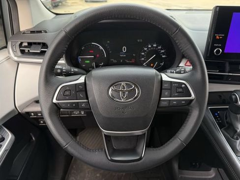 Used 2025 Toyota Sienna XLE FWD image 13