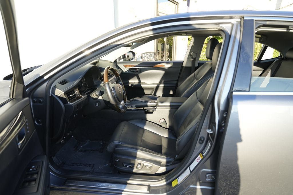 Used 2015 Lexus ES 350 w/ Ultra Luxury Package FWD image 17