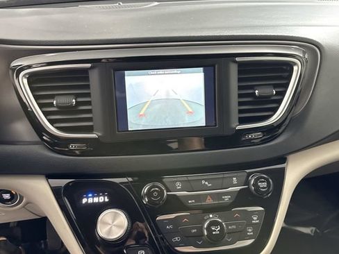 Used 2020 Chrysler Pacifica Touring-L image 7