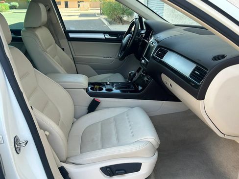 Used 2012 Volkswagen Touareg TDI AWD/4WD image 11