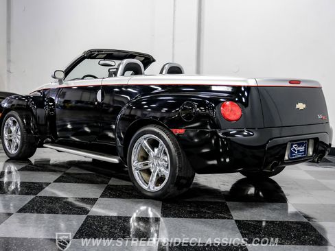 Used 2005 Chevrolet SSR w/ Preferred Equipment Group image 8
