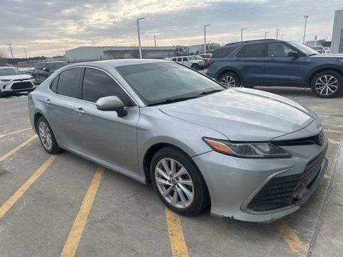 Used 2022 Toyota Camry LE image 2