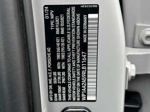 Certified 2024 Porsche Macan AWD/4WD image 32